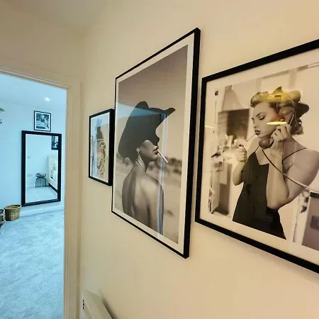 Boujee Arty In Centre *