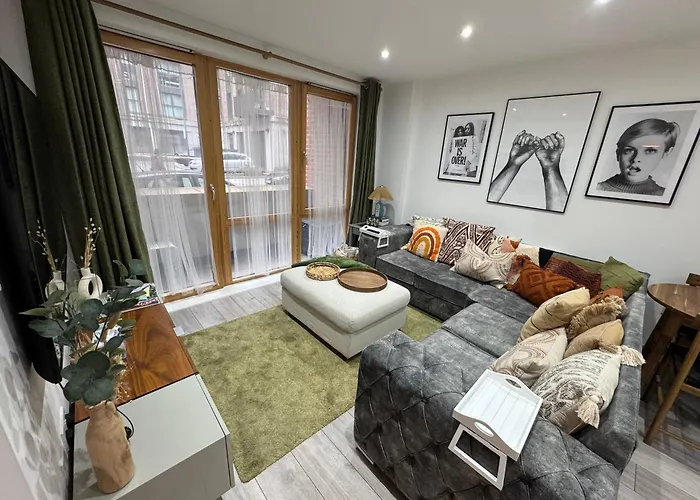 Boujee Arty In Centre 布里斯托