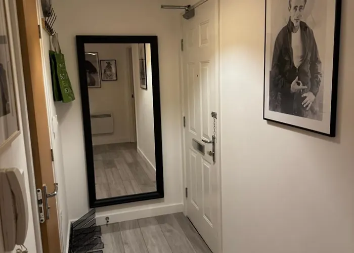 Boujee Arty In Centre * Бристоль