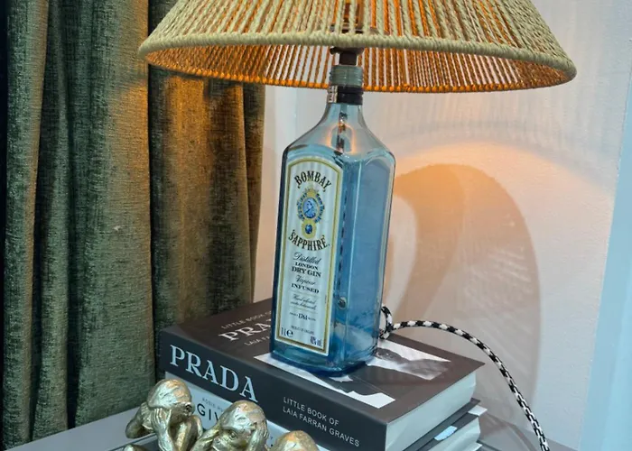 Boujee Arty In Centre *