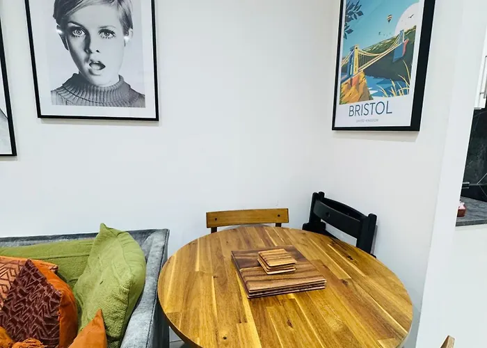 Boujee Arty In Centre * Бристоль