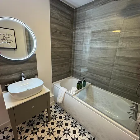 Boujee Arty In Centre *