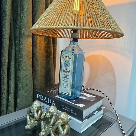 Boujee Arty In Centre *