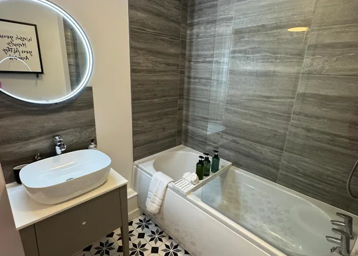 Boujee Arty In Centre *